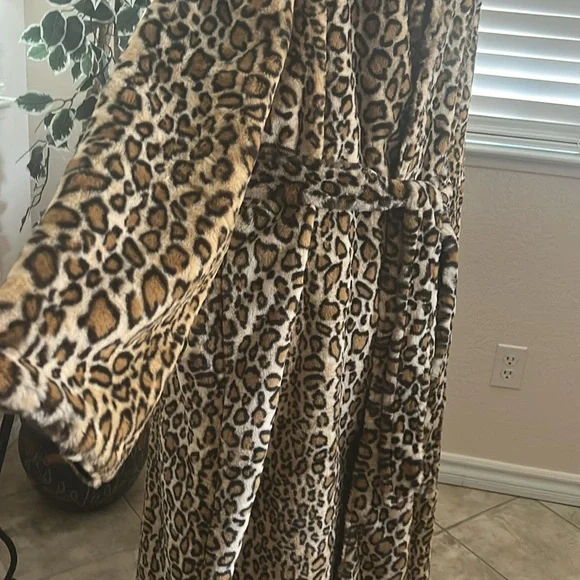 NWB Minky Couture Luxurious And Soft Leopard Print Robe - Picture 5 of 13